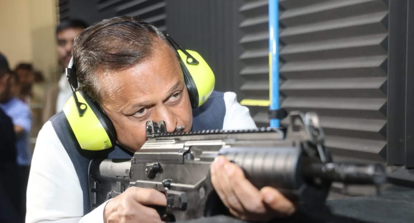 अदाणी की डिफेंस यूनिट में सांसद ने लगाया कारबाइन से निशाना