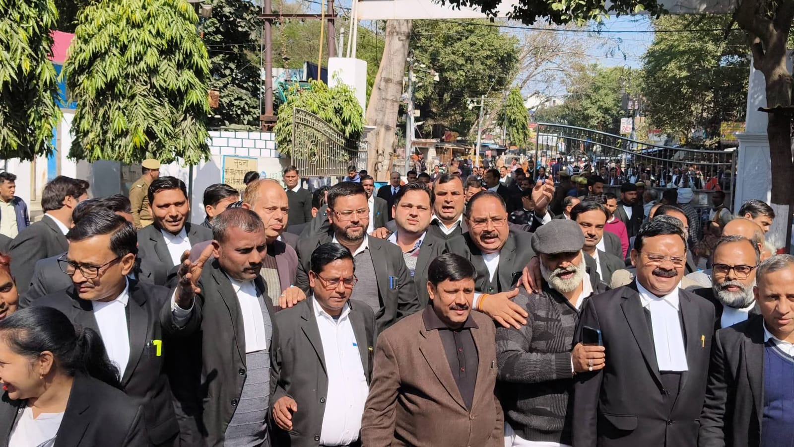 रामपुर में अधिवक्ता की दिनदहाड़े हत्या पर बरेली में उबाल