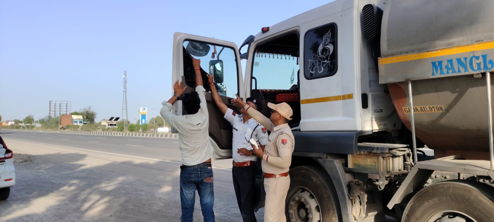 पुलिस का बड़ा प्रहार, 6 दिन में पकड़े 50 हजार