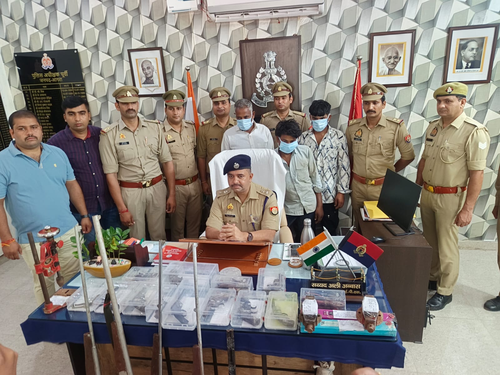 जंगल में चल रही थी फैक्ट्री, पुलिस ने पहुंचकर जखीरा पकड़ा