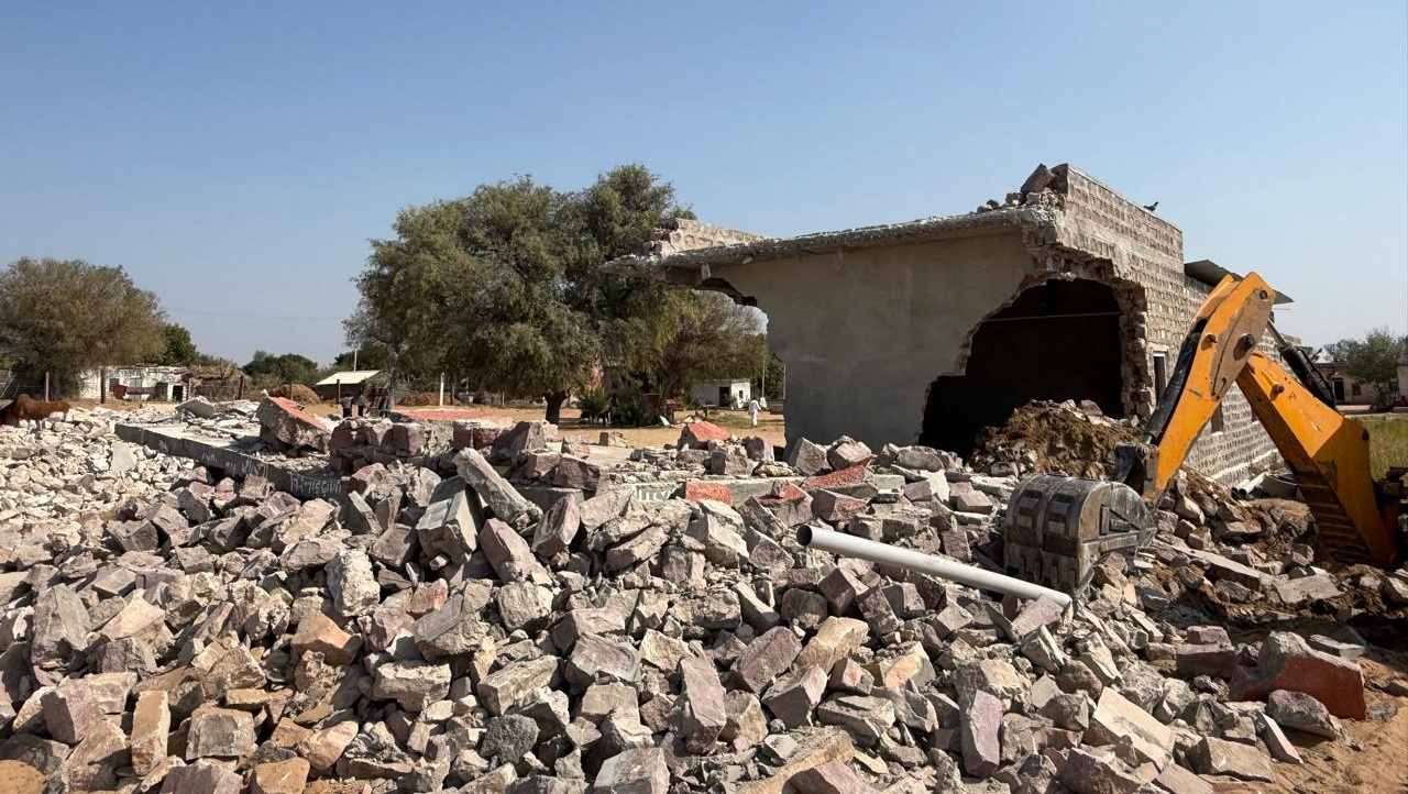 काली कमाई से बनाया 'किला' पुलिस ने 'मटियामेट' कर दिया