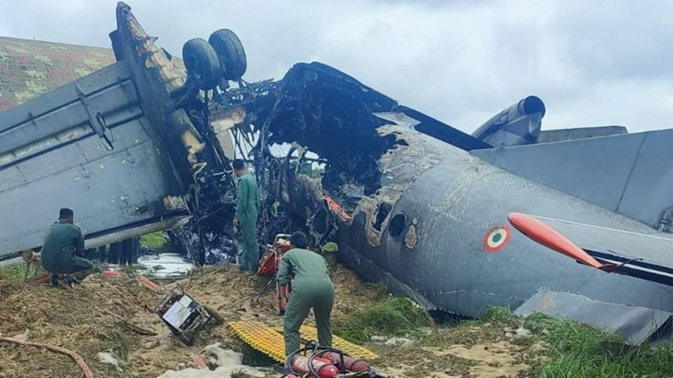 असम के जोरहाट एयरबेस पर बड़ा हादसा, लैंडिंग के बाद IAF विमान में लगी आग