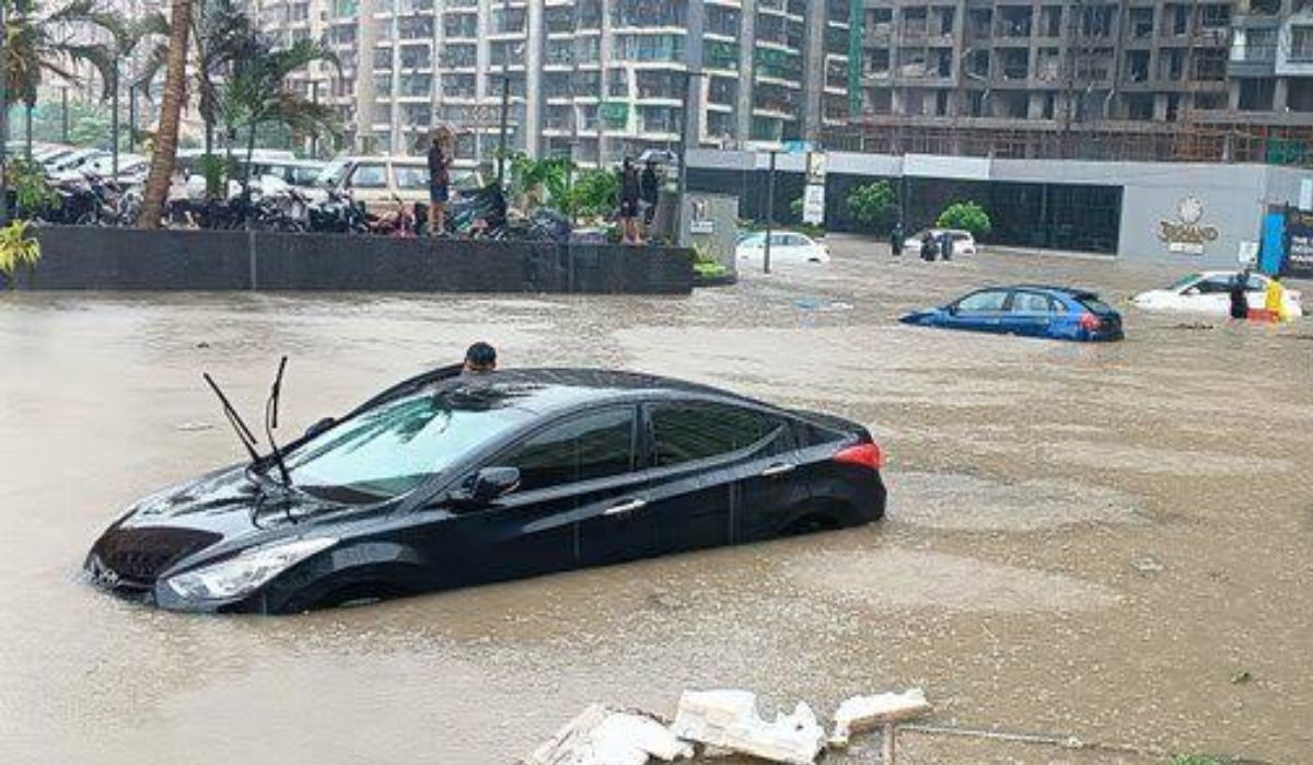 बारिश के चलते देश की आर्थिक राजधानी की रफ्तार धामी