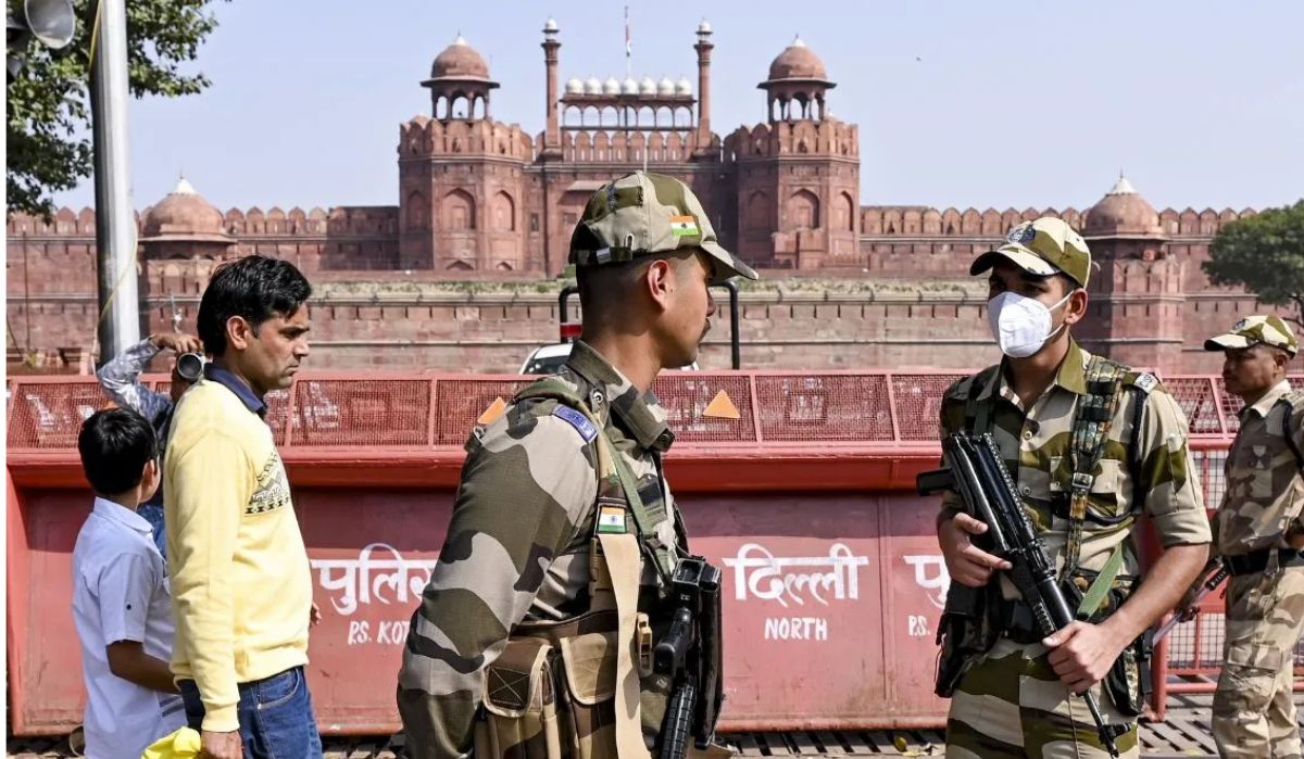 दिल्ली के लाल किले को बम से उड़ाने की धमकी!