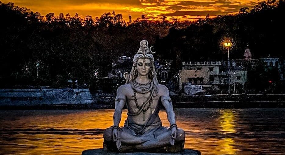 समुद्र मंथन  में निकला 'हलाहल' कंठ में धारण कर 'नीलकंठ' कहलाए