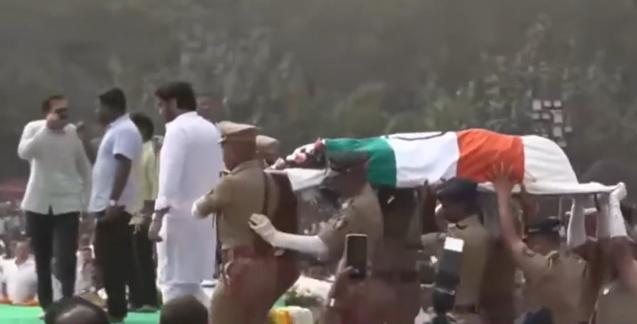 अजीत पवार की अंतिम यात्रा में आंसुओं का सैलाब, बेटों ने दी चिता को मुखाग्नि