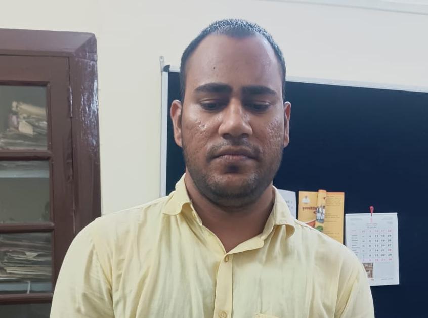 डेथ क्लेम पास करने के बदले मांगी रिश्वत