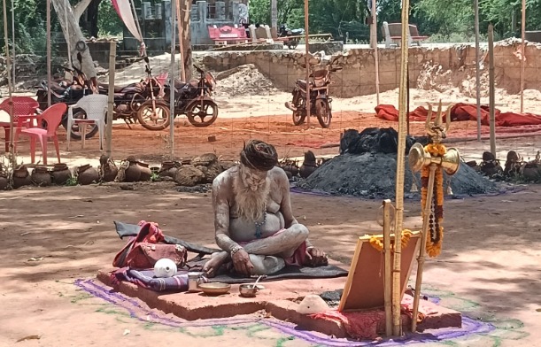 जलती धूणियों के बीच नागा बाबा  कर रहे 21 दिन की कठिन साधना