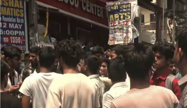 खान सर कोचिंग विवाद: रौशन आनंद की रिहाई को लेकर छात्रों का कैंडल मार्च