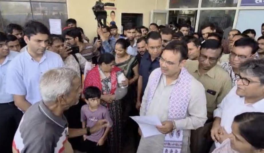 मुख्यमंत्री अचानक अस्पताल पहुंचकर मरीज और परिजनों से पूछने लगे हालचाल