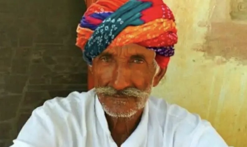 सरियों से भरे ट्रेलर ने बुजुर्ग को कुचला, मौके पर मौत
