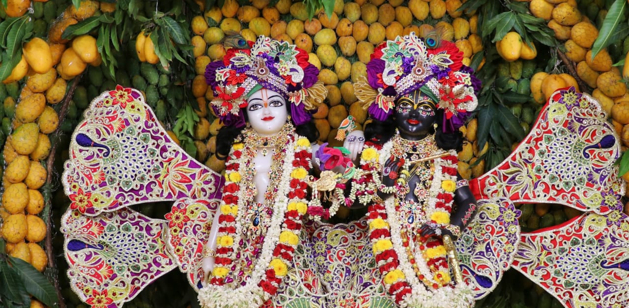 एकादशी पर 2108 आमों से सजा कृष्ण-बलराम का दरबार