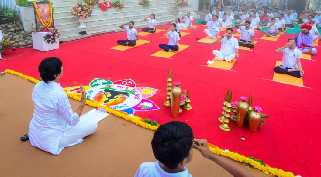 योगमय हुआ राजस्थान, हजारों लोगों ने किया सामूहिक योगाभ्यास