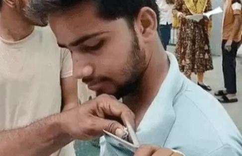 NEET UG री-एग्जाम: कहीं बुर्के पर विवाद तो कहीं कटे टी-शर्ट के बटन