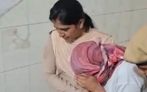 री-नीट परीक्षा में मोबाइल से चीटिंग करते पकड़ी गई छात्रा