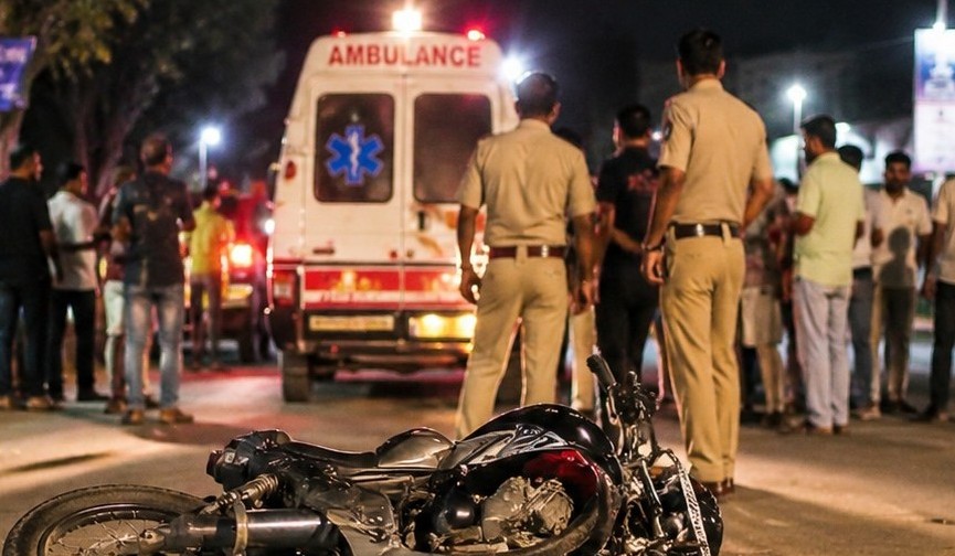 तेज रफ्तार बाइक की टक्कर से श्रद्धालु की मौत, बाइक सवार ने भी तोड़ा दम