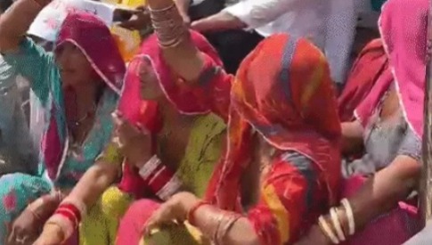 PBM अस्पताल में दो प्रसूताओं की मौत पर बवाल, परिजनों ने कटोरा लेकर मांगा न्याय