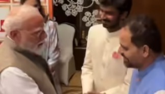 फुलेरा 'पंचायत' के 'बिनोद' और 'भूषण' से मिले पीएम मोदी