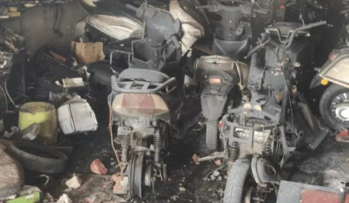 ई-बाइक शोरूम में भीषण आग, 26 स्कूटी जलकर राख