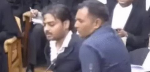 सुप्रीम कोर्ट में वकील का हंगामा, फाइल फेंकी और अभद्र भाषा बोली