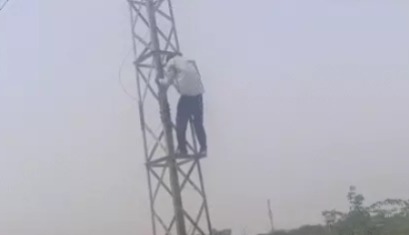 नशे में हाईटेंशन लाइन के टावर पर चढ़ा मजदूर