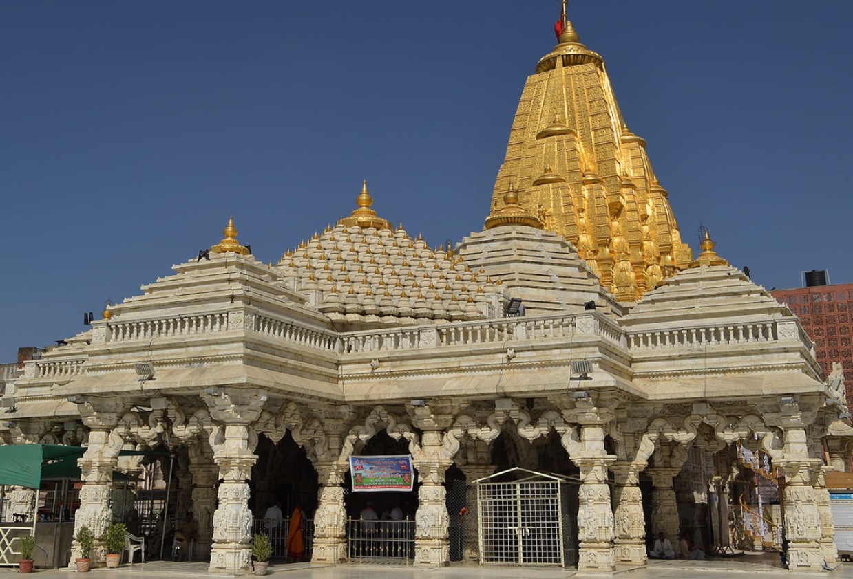 गुजरात के प्रसिद्ध अंबाजी मंदिर में दान चोरी के बाद सख्ती