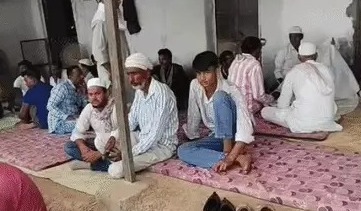 खुले नाले में गिरकर 2 साल की बच्ची की मौत, धरने पर बैठे परिजन