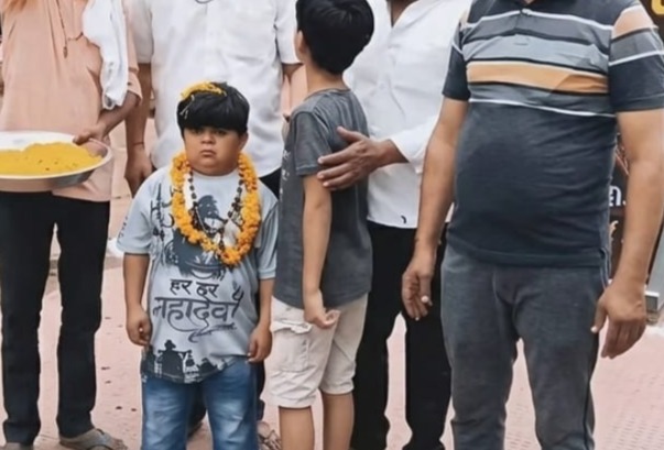 काशी विश्वनाथ मंदिर में 2 किलोमीटर लंबी कतार