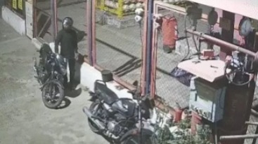 पेट्रोल पंपों के QR कोड बदलकर ठगी, 7 जगह वारदात