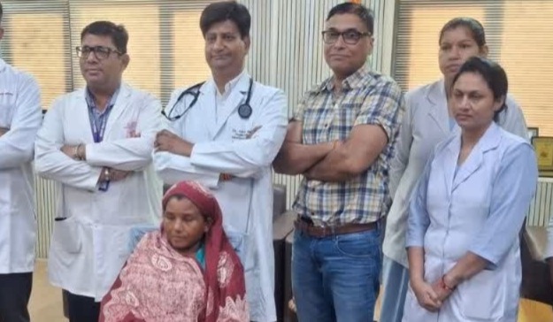 चारा काटने की मशीन से कटे महिला के हाथ को डॉक्टरों ने फिर जोड़ा