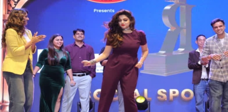 जयपुर में ममता कुलकर्णी ने छात्रों के साथ अपनी फिल्मों के हिट गानों पर किया डांस
