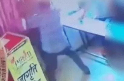 कोचिंग क्लास में स्टूडेंट की जूते से पिटाई, CCTV फुटेज आया सामने