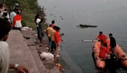 कोटा में दुर्गा प्रतिमा विसर्जन के दौरान नाव पलटी, 4 युवक नहर में डूबे
