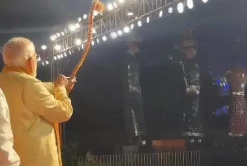 दशहरे पर PM मोदी और प्रियंका गांधी ने किया रावण दहन