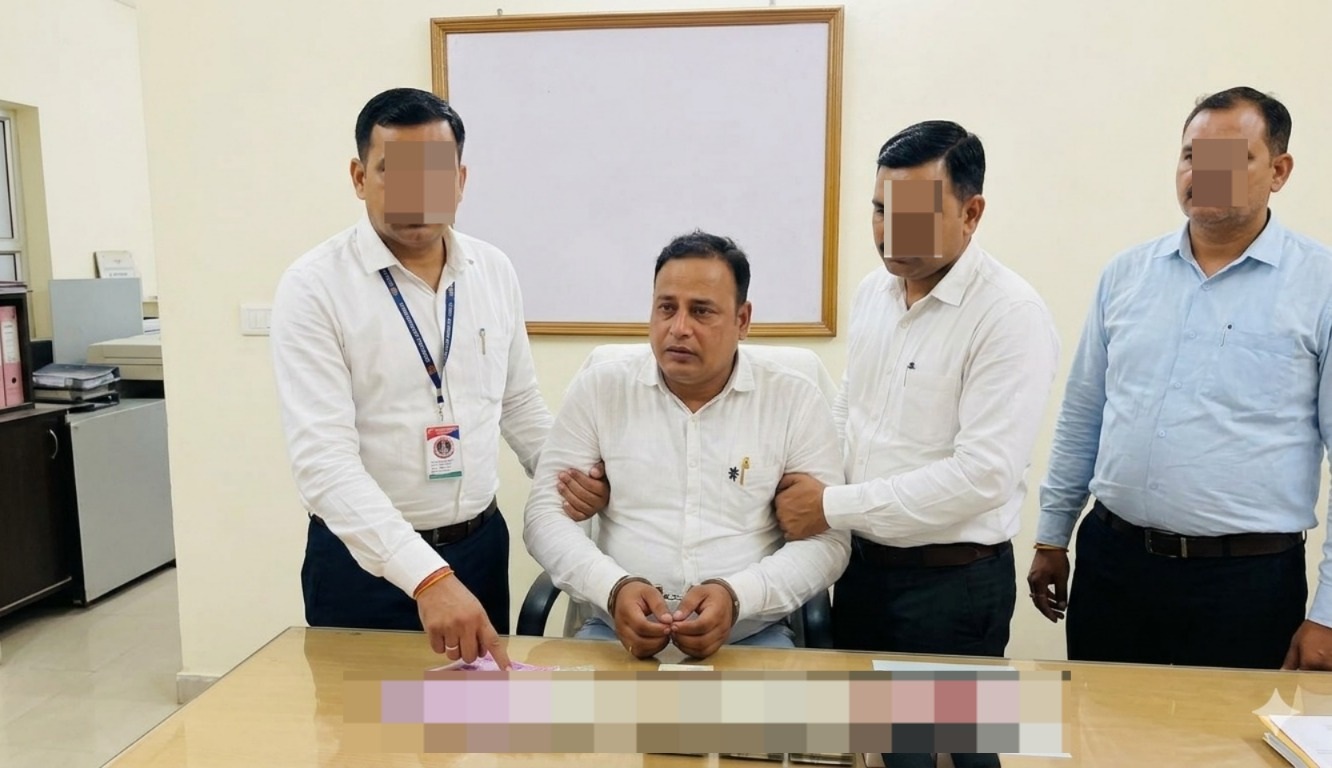 फरियादी को कार में बिठाकर डेश बोर्ड में रखवाई रिश्वत, फिर भी पकड़ा गया पटवारी