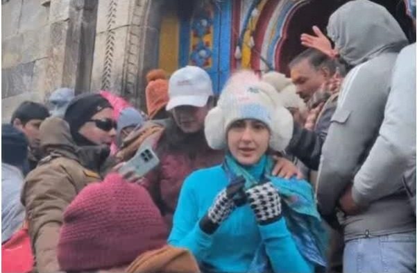 बर्फबारी और कड़ाके की ठंड के बीच केदारनाथ पहुंचीं सारा अली खान