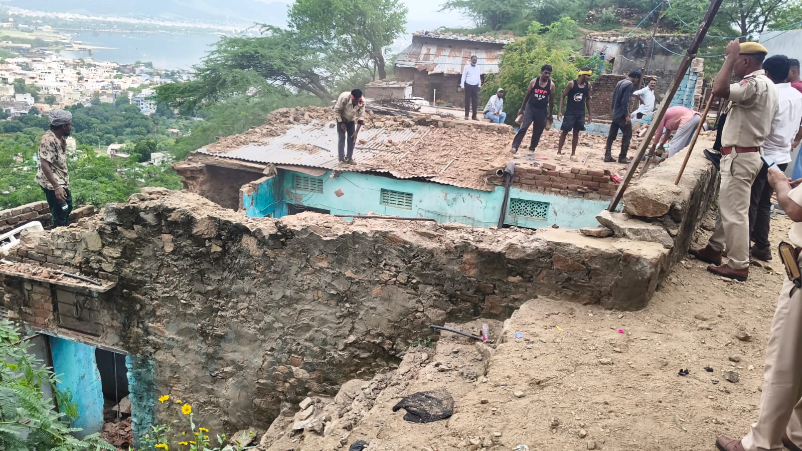 अफसाना और आफरीन के घरों पर 'बिजली' बनकर टूट पड़ी राजस्थान पुलिस