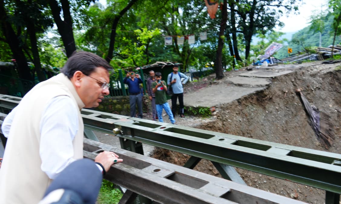 देहरादून मसूरी में बारिश ने ढहाया कहर, हर तरफ सड़कें टूटी, तबाही सा मंजर